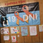 Kampania 19 Dni - plakat informacyjny wiszący na ścianie w pokoju gościnnym w Domu Dziecka